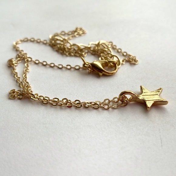 Minimalistic Gold Tone Small Star Neckless NWOT - Picture 3 of 6